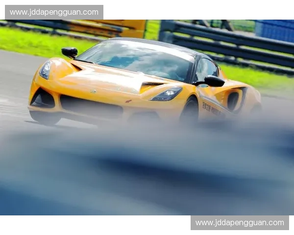 定格速度与激情的幕后英雄体育摄影师的赛场人生与光影追逐的职业之路